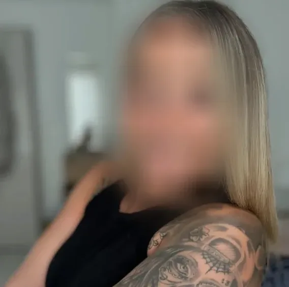 Amira, 36