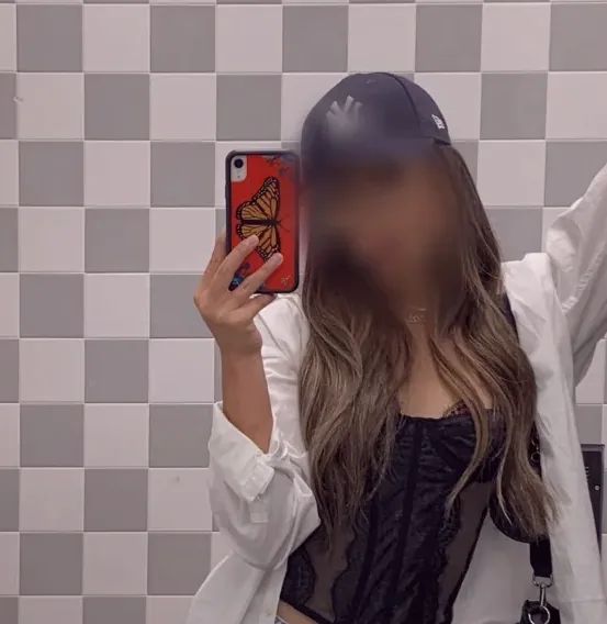 Büsra, 20