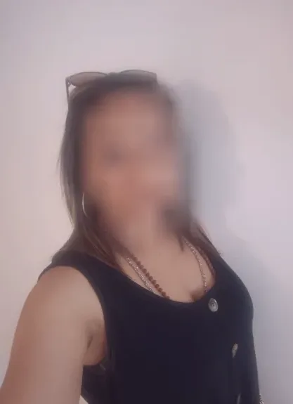Manuela, 38
